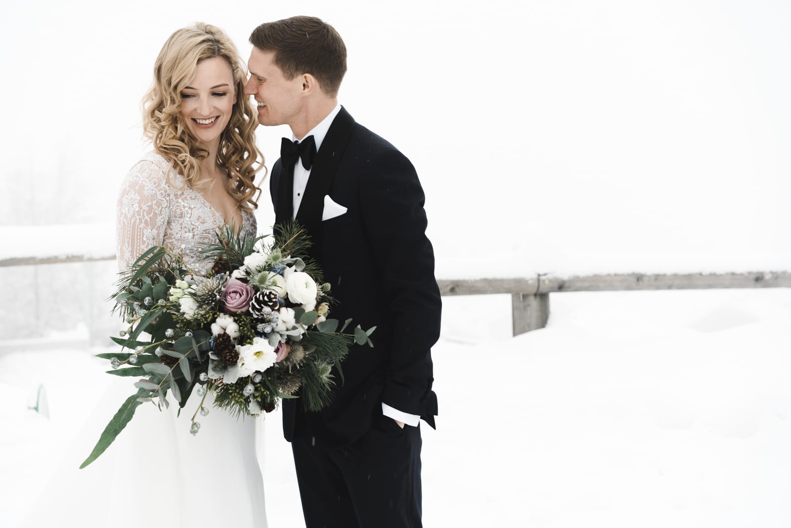 Photo du couple dans la neige dans le village de Verbier en Suisse