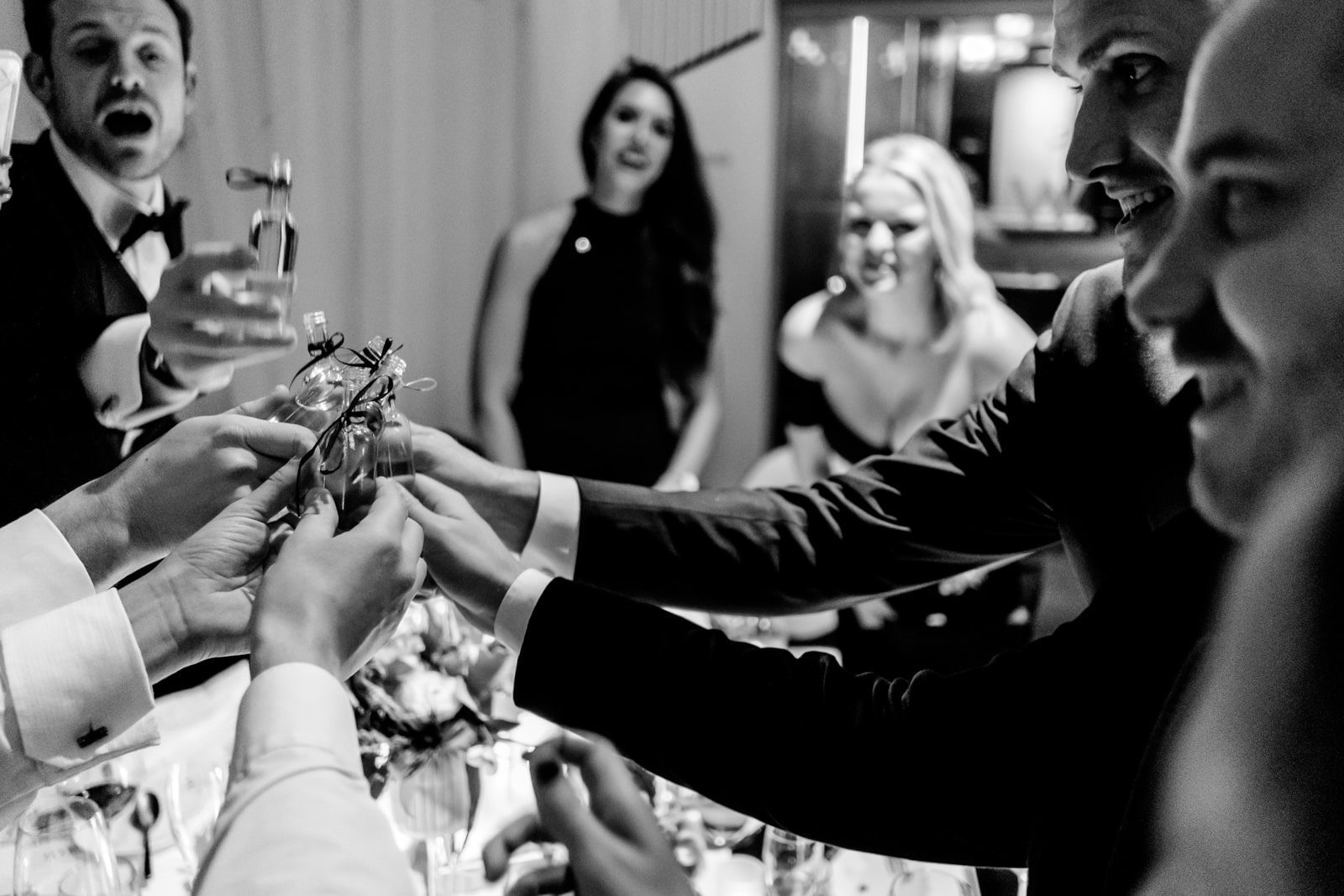 Les invités se préparent à boire un alcool fort traditionnel suisse