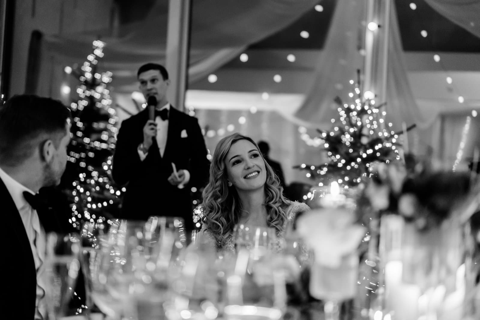Les yeux de la mariée brillent pendant ces déclarations de son époux