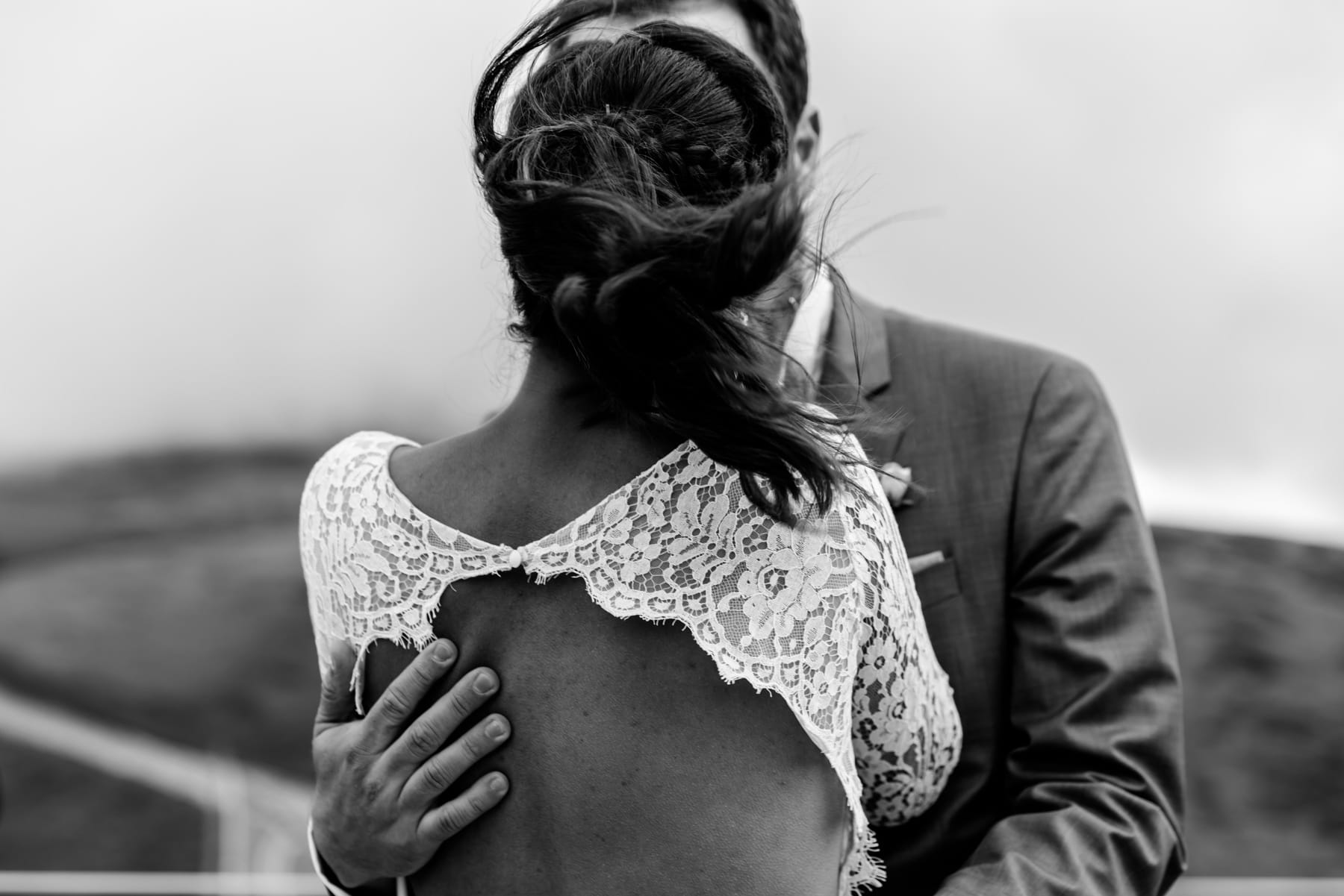 Les mariés se font leur premier baiser à plus de 2000 mètres