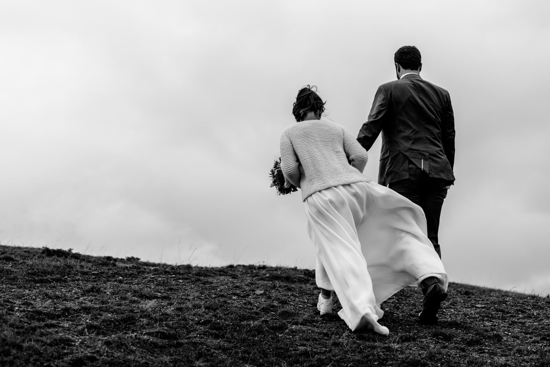 Le couple qui vient de s'unir se balade à plus de 2000 mètres