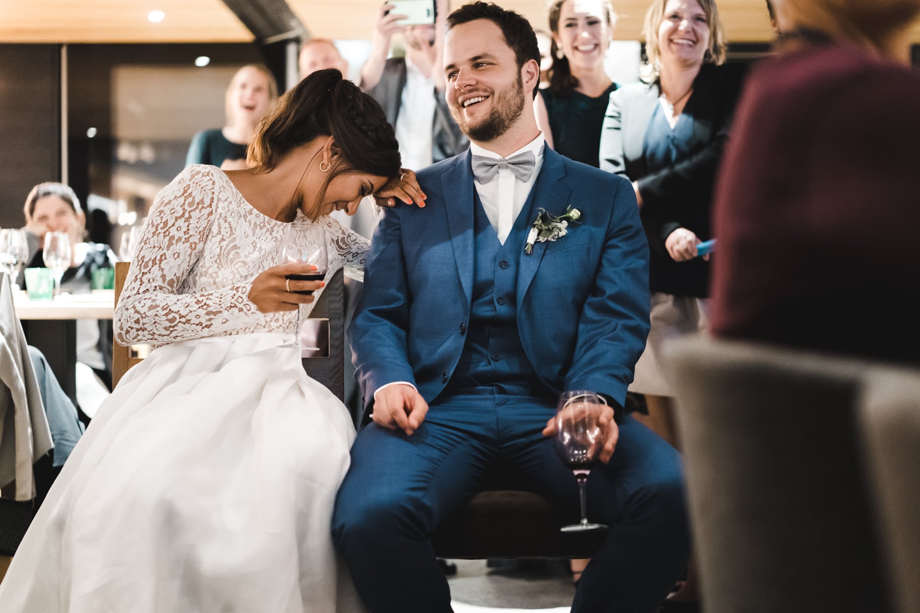 Complicité entre les mariés à leur cérémonie de mariage au Chetzeron, en Valais
