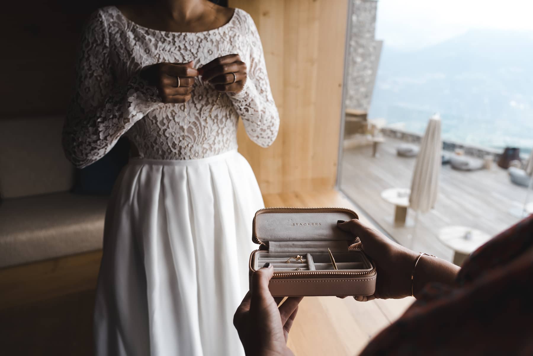 Mise en place des accessoires pour la mariée avant la cérémonie