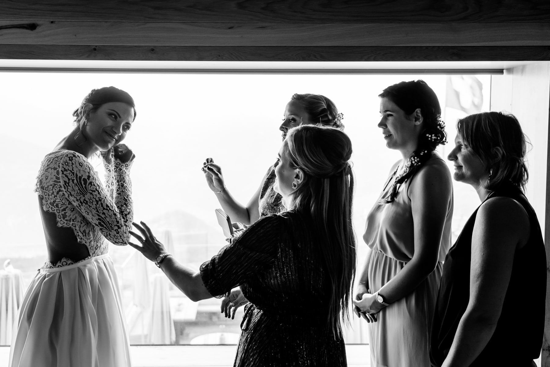 La mariée reçoit les derniers ajustements de la part de ses amies