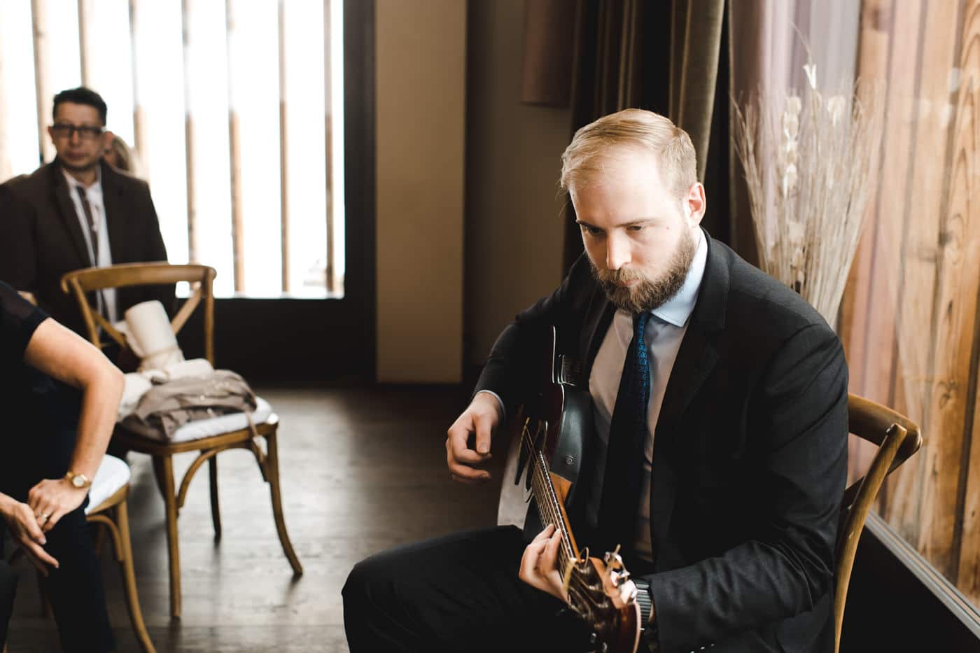 Maiensässhotel à Guarda Val Dans Les Grisons Le marié joue de la guitare avant le mariage