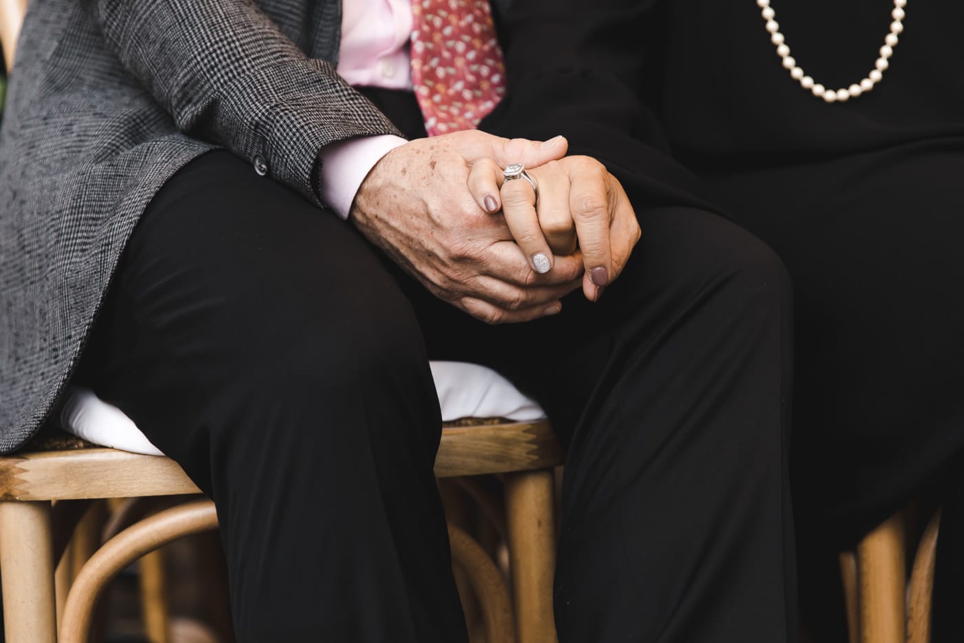 Maiensässhotel à Guarda Val Dans Les Grisons Gros plan sur les mains du marié