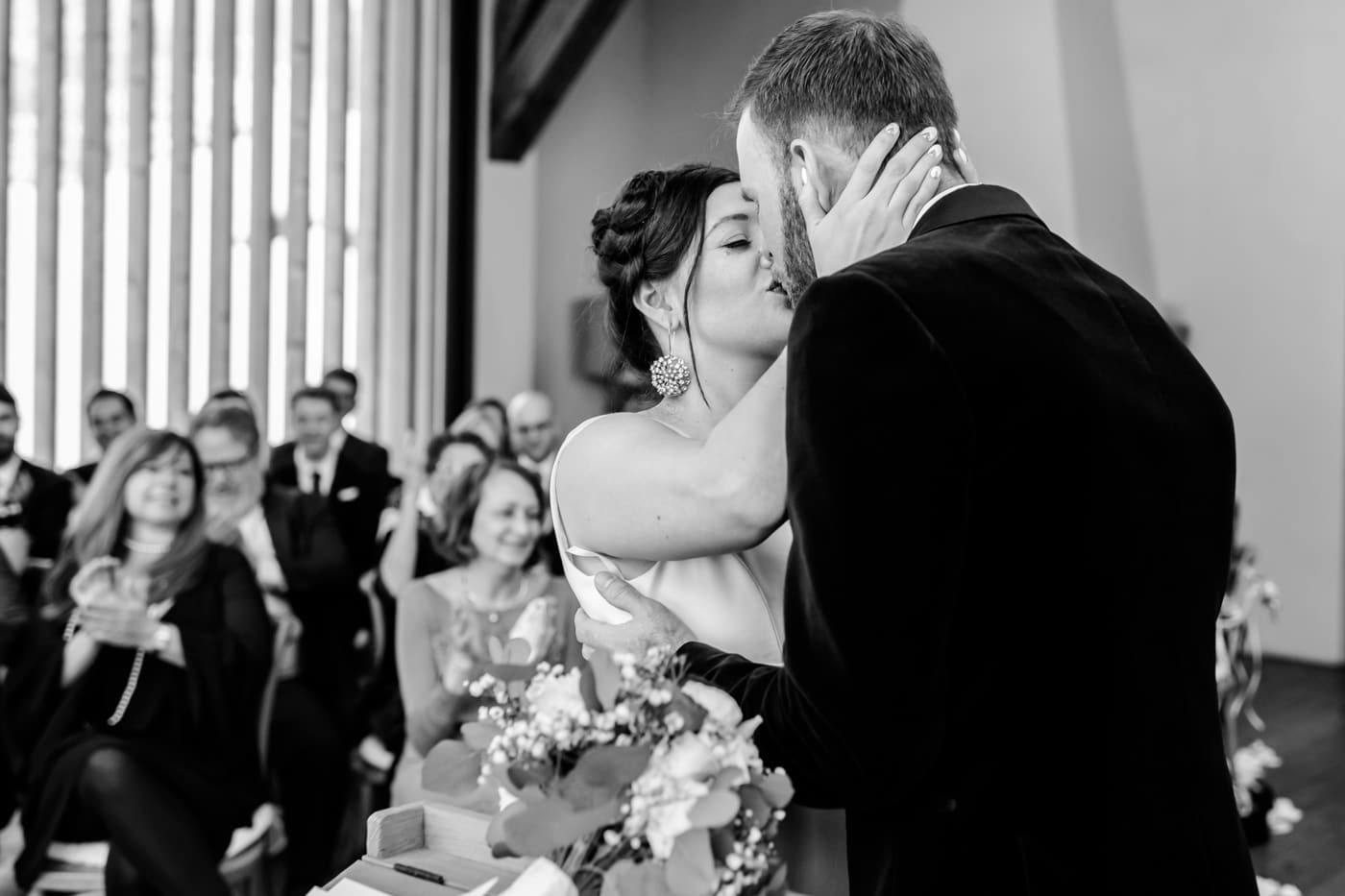 Maiensässhotel à Guarda Val Dans Les Grisons Premier bisou lors de la cérémonie de mariage