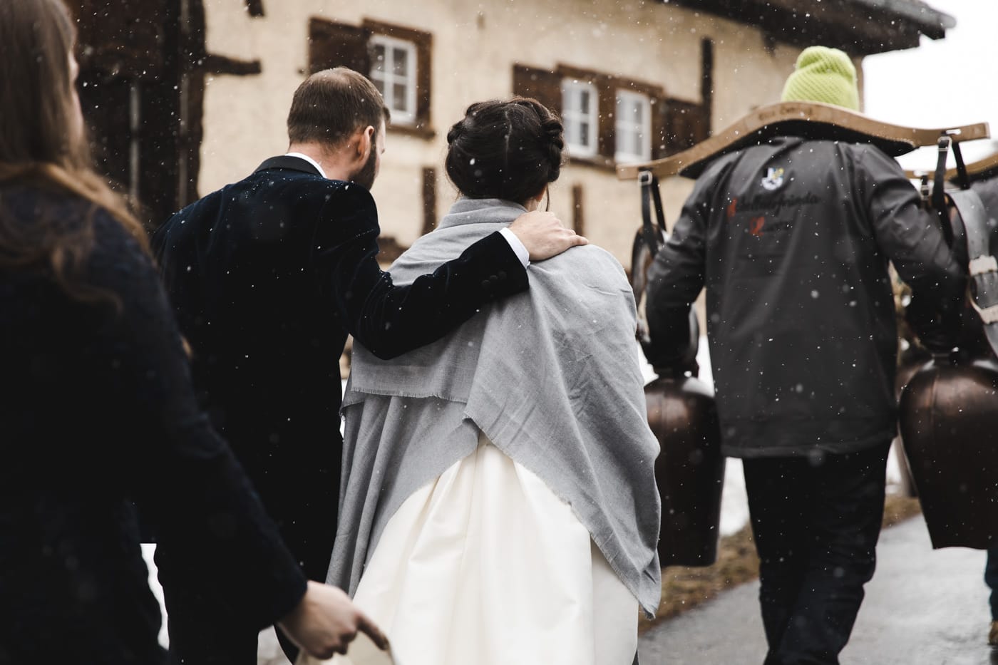 Maiensässhotel à Guarda Val Dans Les Grisons Les mariés sortent à l'extérieur après la cérémonie au Maiensässhotel