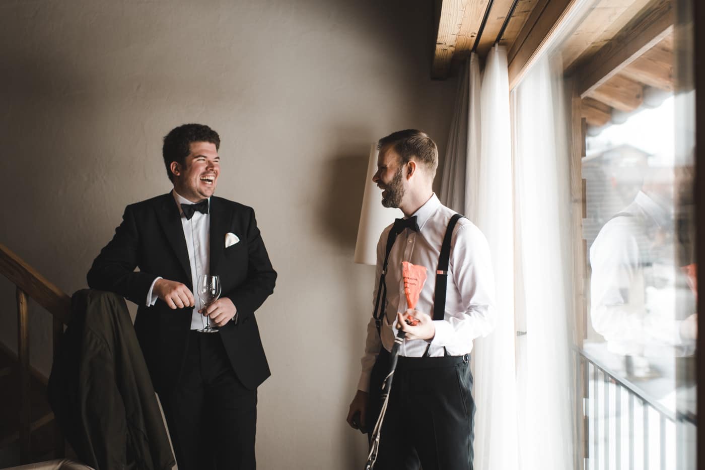 Maiensässhotel à Guarda Val Dans Les Grisons Bonne humeur avant la cérémonie pour le marié