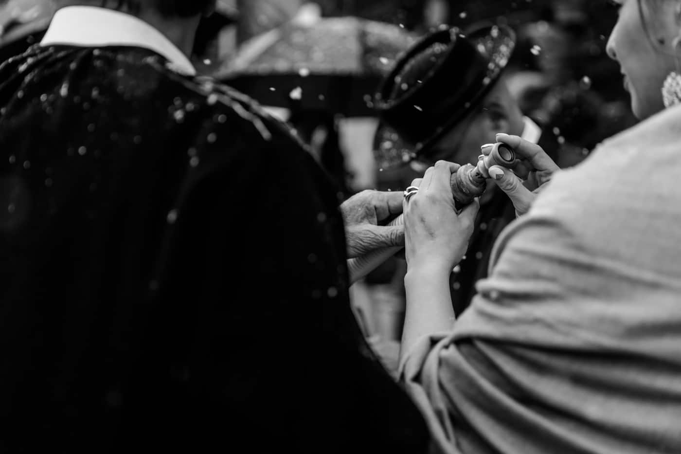 Maiensässhotel à Guarda Val Dans Les Grisons La mariée joue du cor des Alpes à l'extérieur du Maiensässhotel à Guarda Val