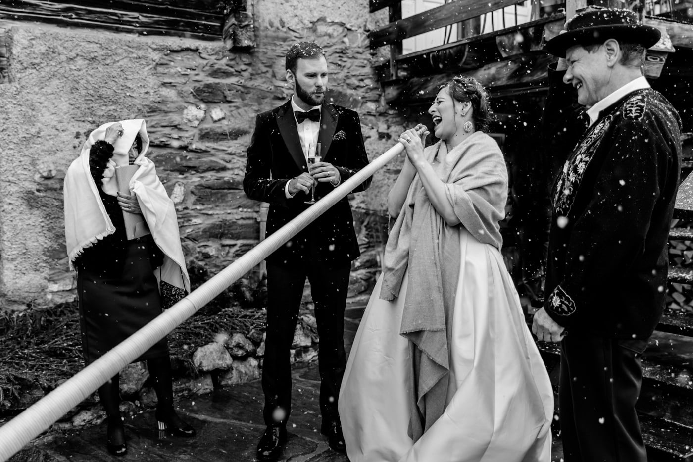 Maiensässhotel à Guarda Val Dans Les Grisons La mariée joue du cor des Alpes à l'extérieur du Maiensässhotel de Guarda Val, dans les Grisons