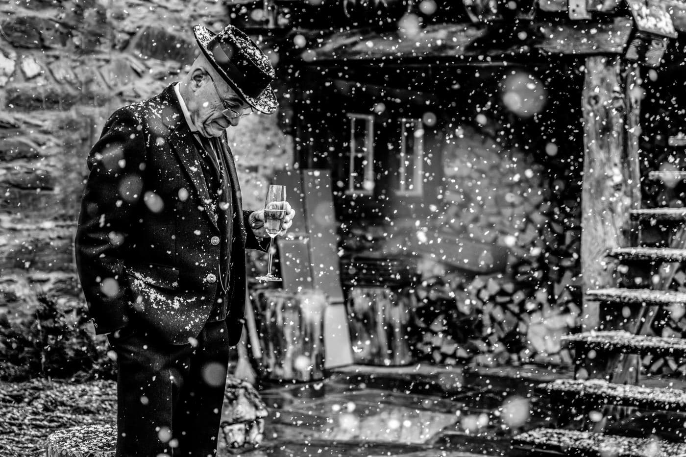 Maiensässhotel à Guarda Val Dans Les Grisons Les mariés sous la neige à leur sortie du Maiensässhotel