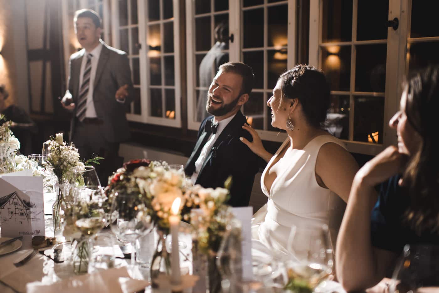 Maiensässhotel à Guarda Val Dans Les Grisons Moment de rire spontané pour les mariés