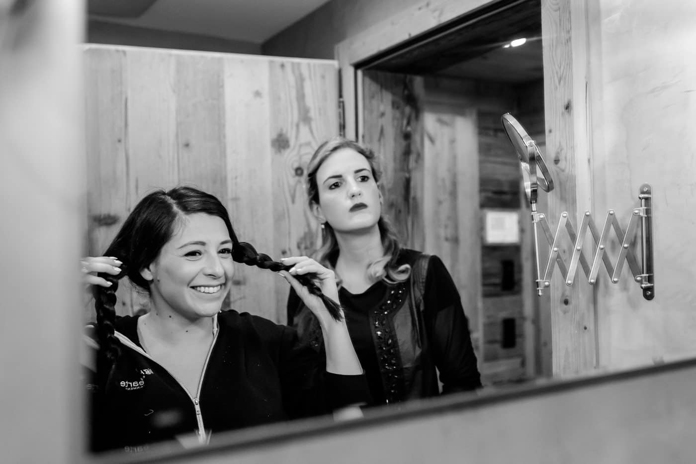 Maiensässhotel à Guarda Val Dans Les Grisons Préparation de la coiffure de la mariée