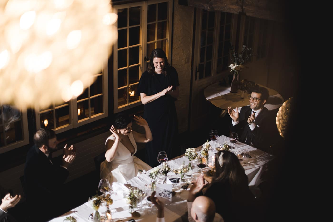 Maiensässhotel à Guarda Val Dans Les Grisons Moments de rire lors du souper de mariage au Maiensässhotel
