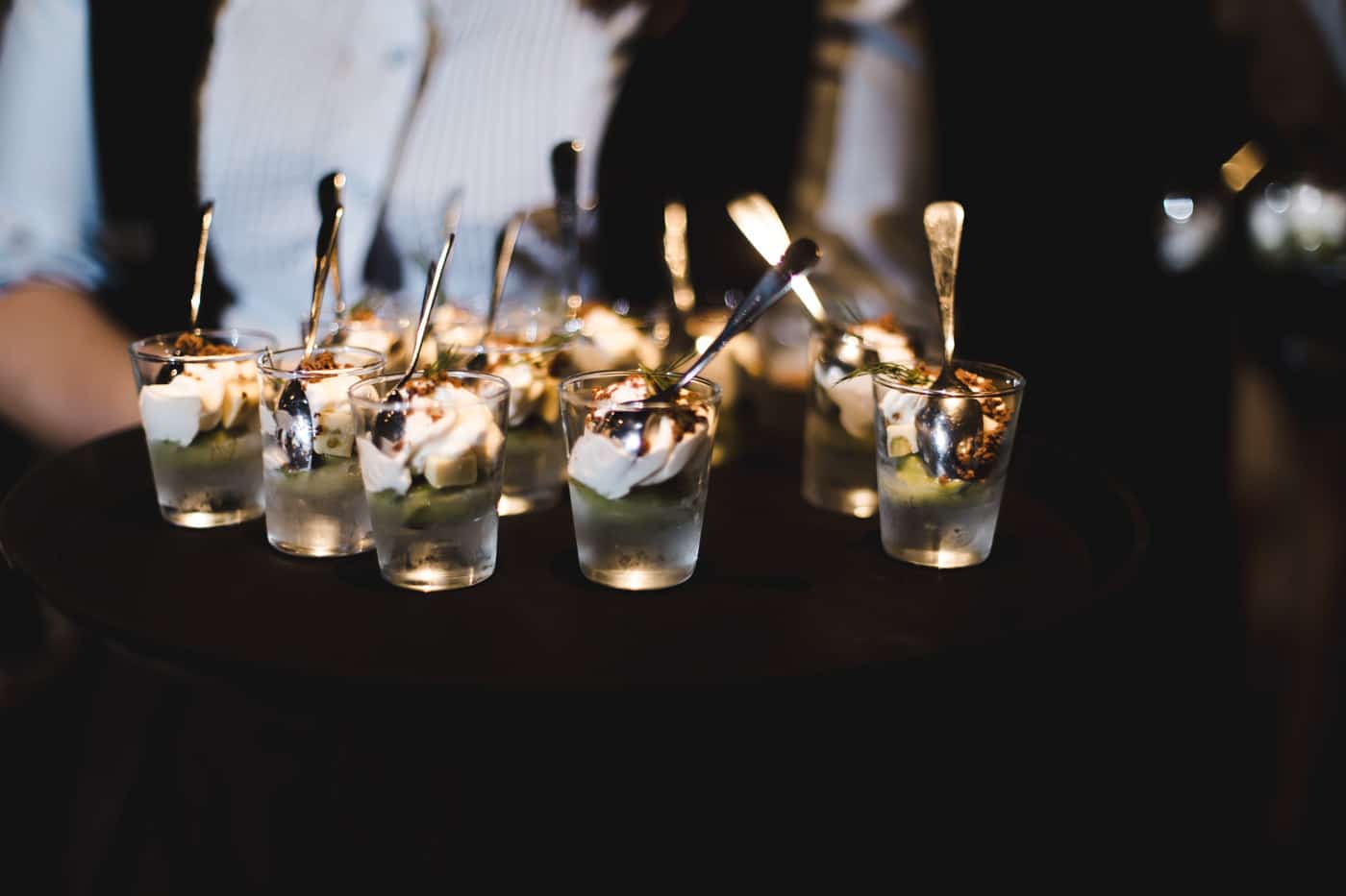 Maiensässhotel à Guarda Val Dans Les Grisons Les verrines sont prêtes pour le dessert du mariage