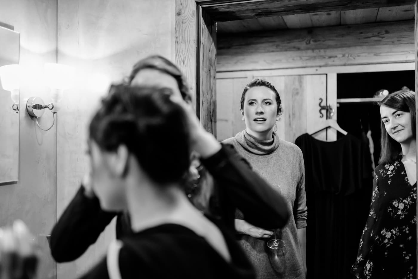 Maiensässhotel à Guarda Val Dans Les Grisons La mariée se fait coiffer au Maiensässhotel