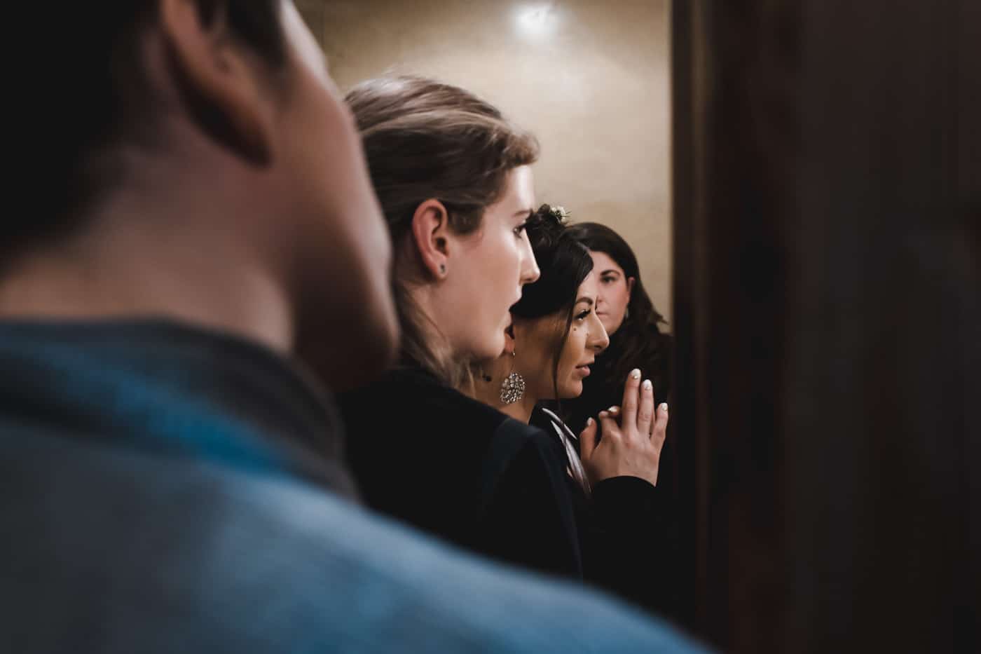 Maiensässhotel à Guarda Val Dans Les Grisons La mariée bien entourée avant la cérémonie