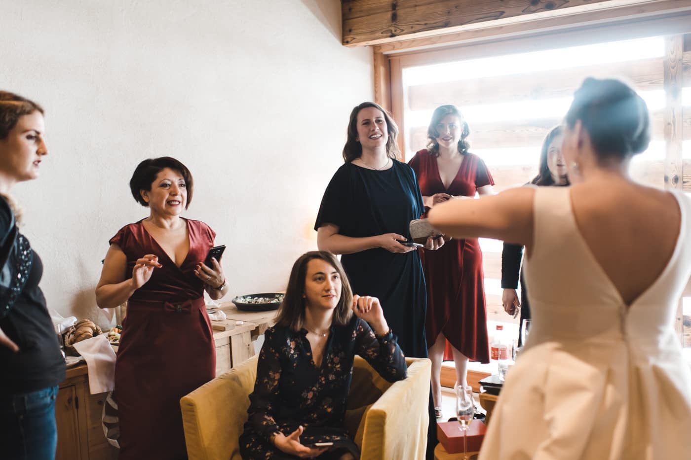 Maiensässhotel à Guarda Val Dans Les Grisons First look de la mariée, non pas par son époux mais par ses amies