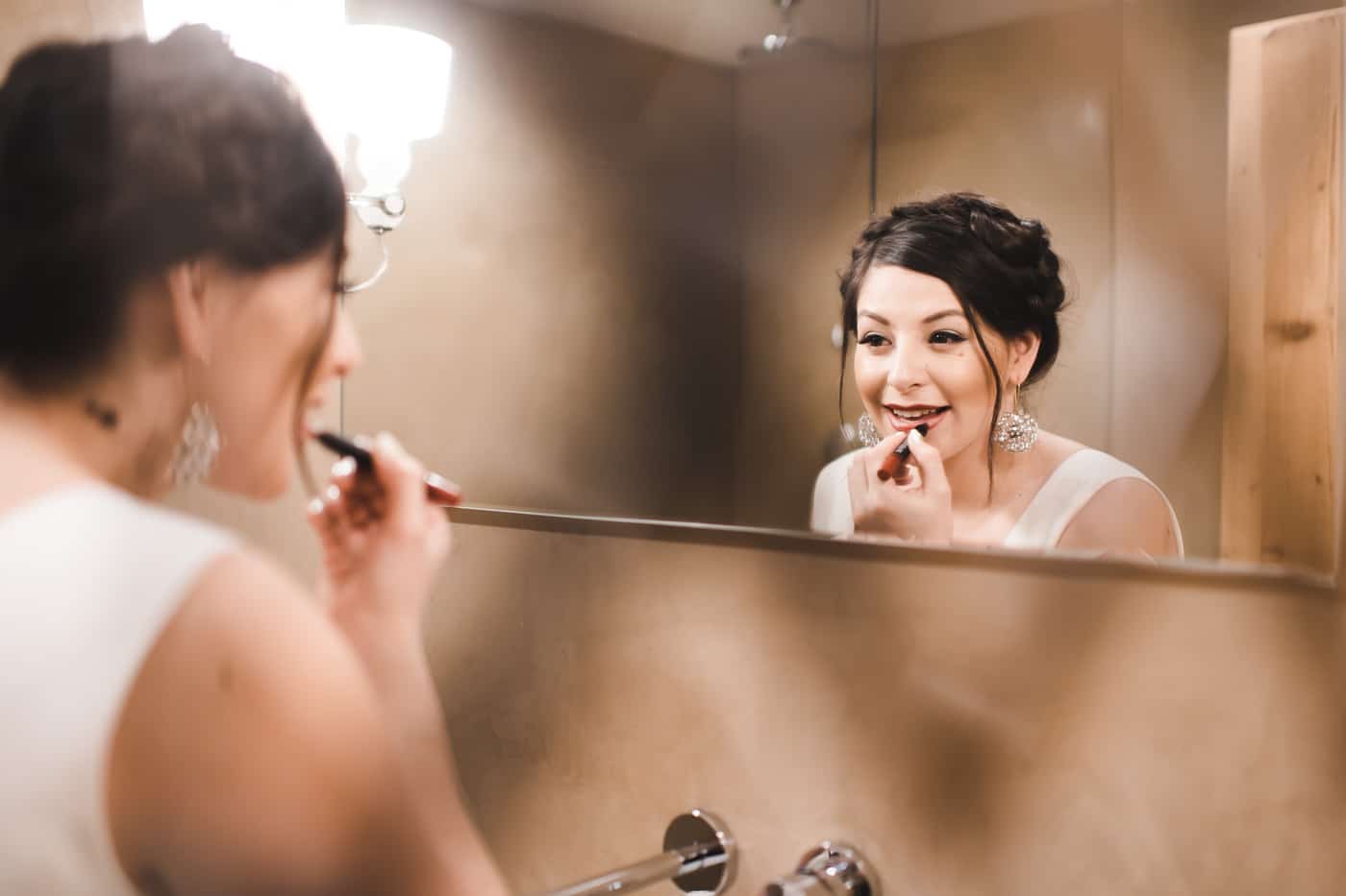 Maiensässhotel à Guarda Val Dans Les Grisons La mariée se maquille elle-même au Maiensässhotel à Guarda Val