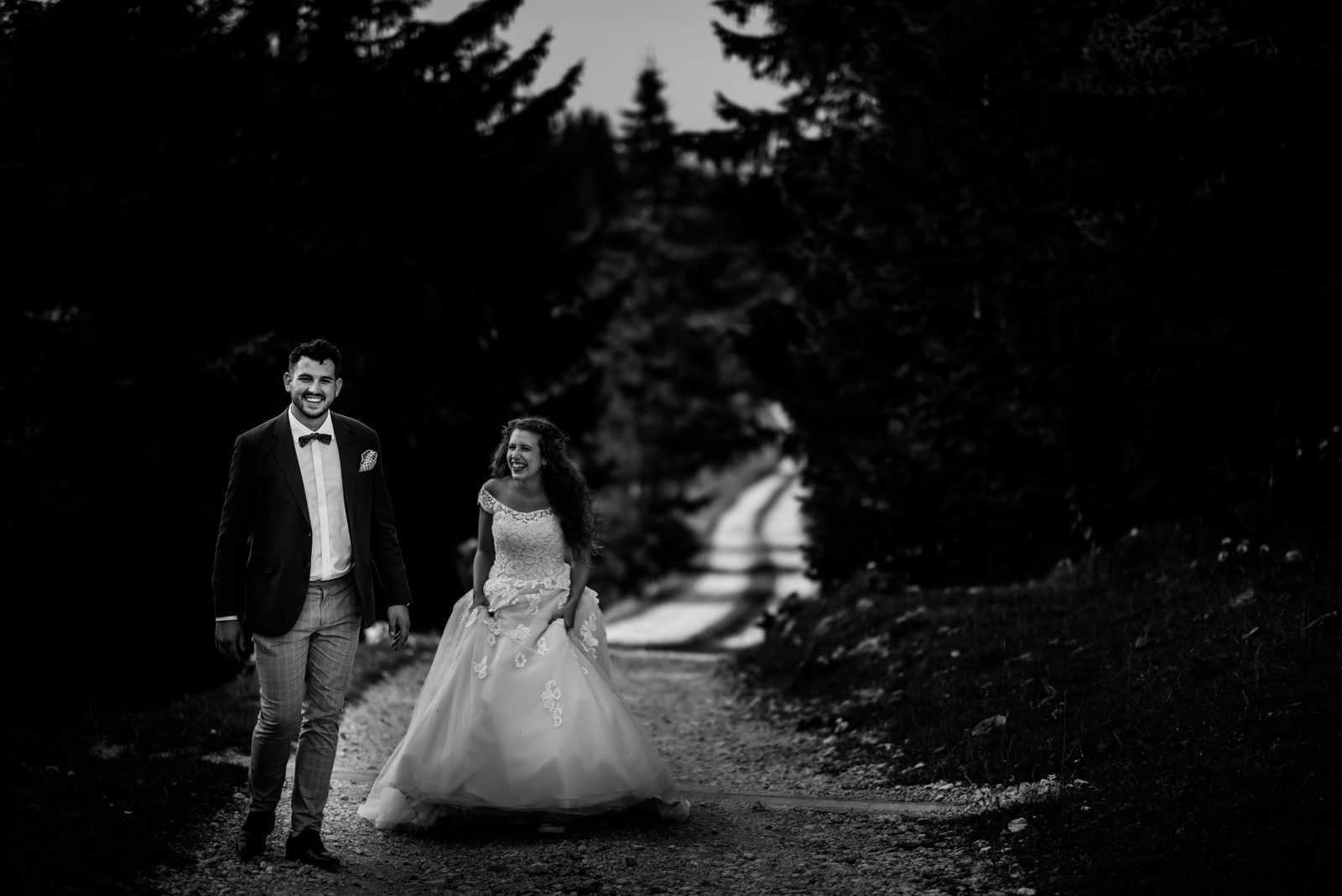 Cérémonie Laïque Extérieure Au Bord Du Lac De Neuchâtel Le marié embrasse tendrement sa femme