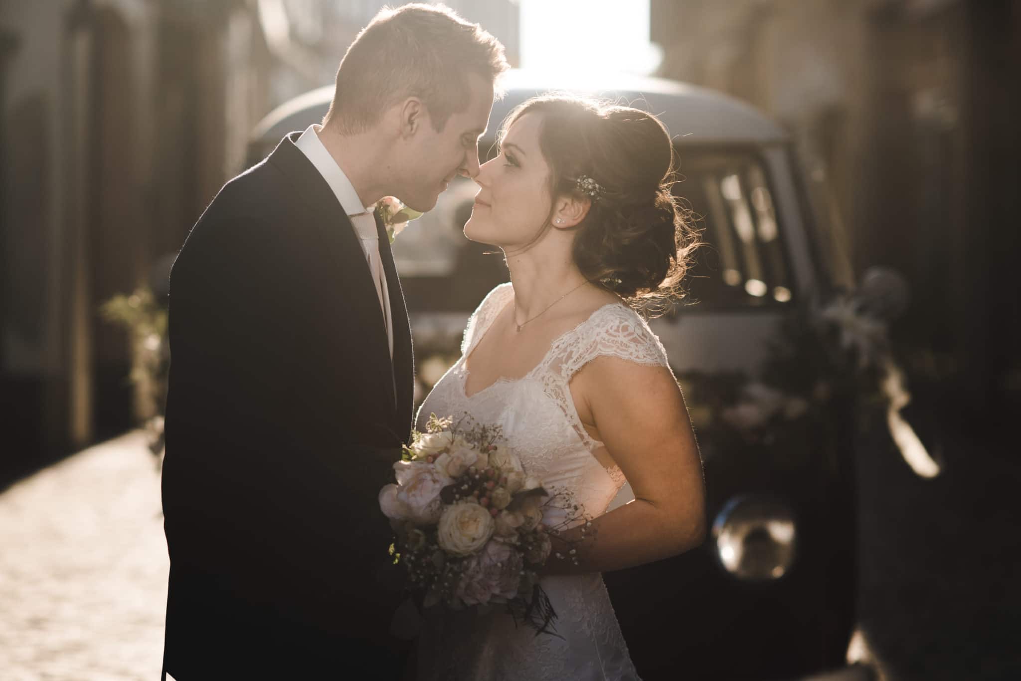 Regard complice entre les mariés à Vevey