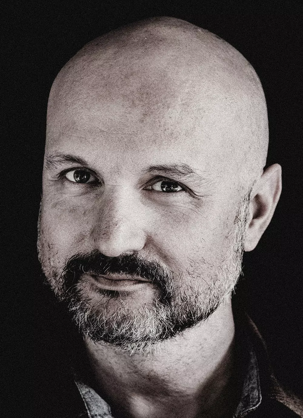 Portrait serré d'un homme chauve avec une barbe poivre et sel